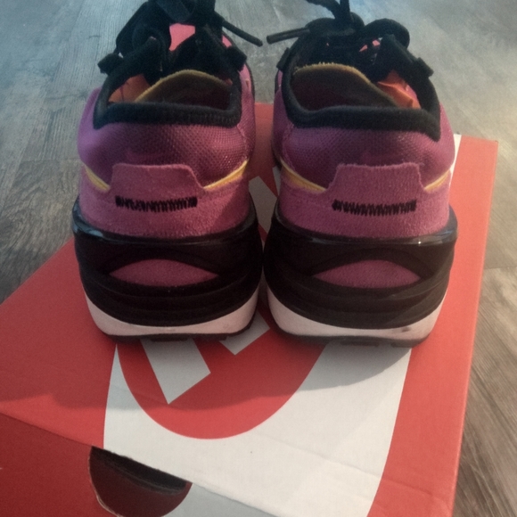 LIKE NEW NIKES - Picture 3 of 4